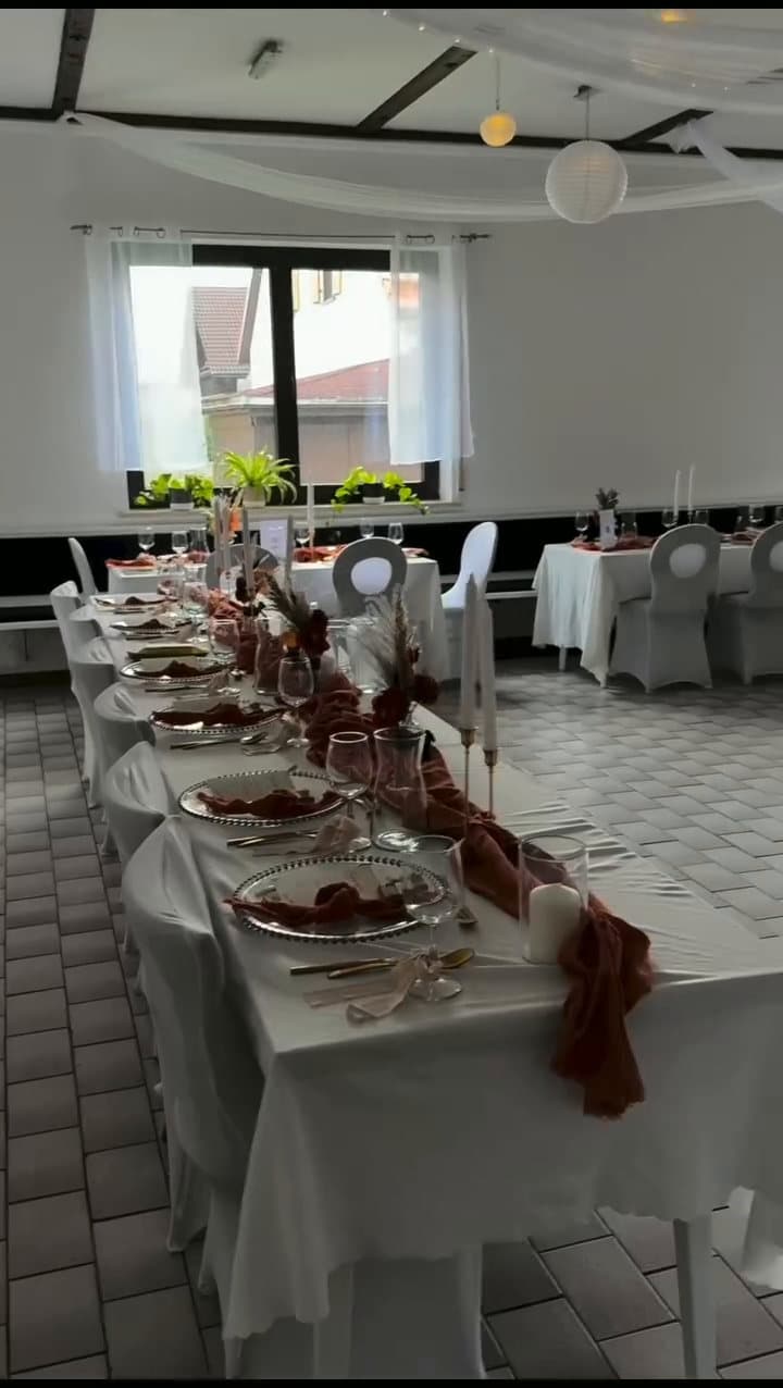 Festlich eingedeckter Saal im Michelangelo
