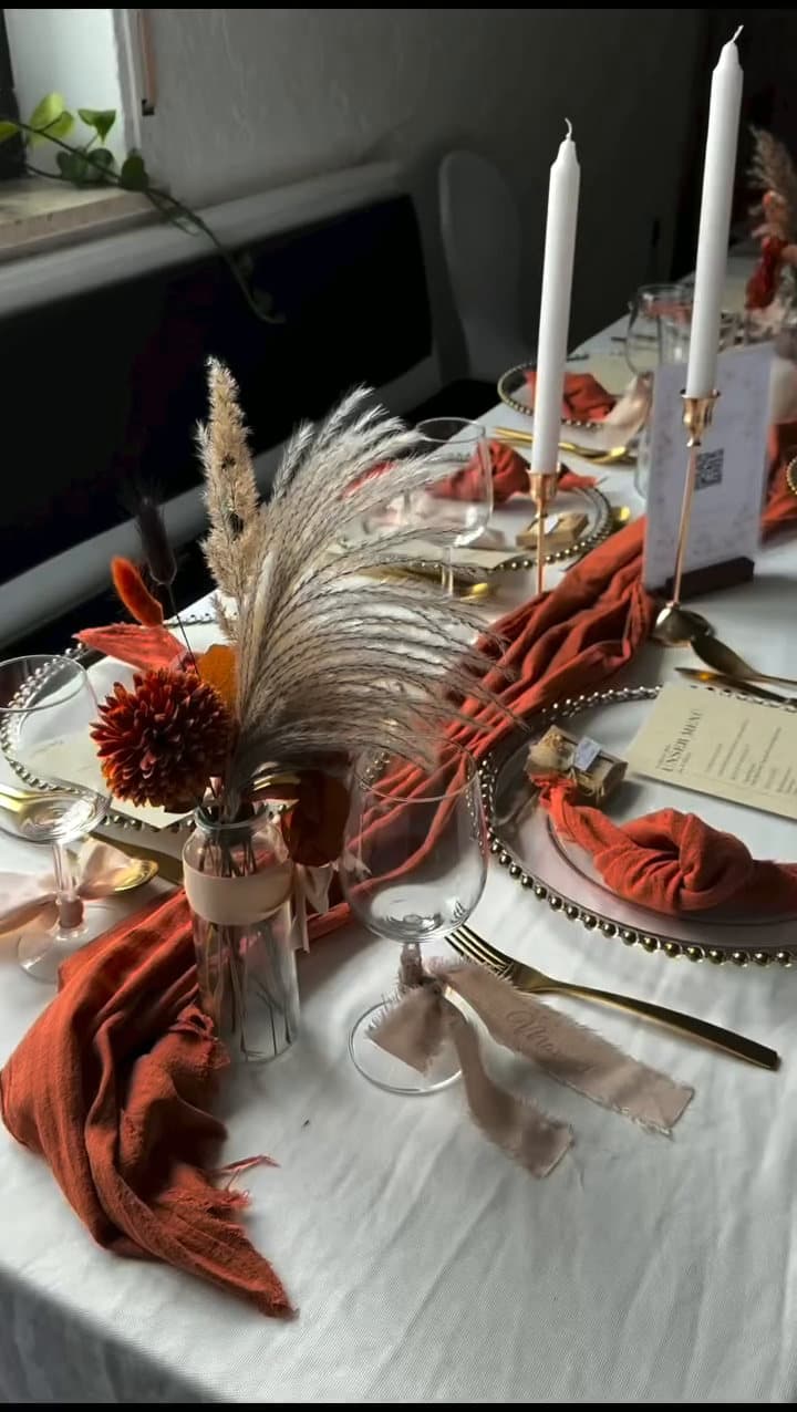 Blumen, Kerzen und gedeckte Plätze auf einer Festtafel im Michelangelo